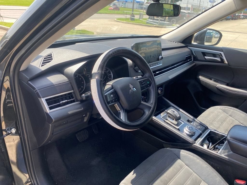 2023 Mitsubishi Outlander SE