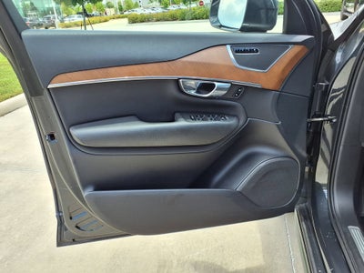 2021 Volvo XC90 Momentum