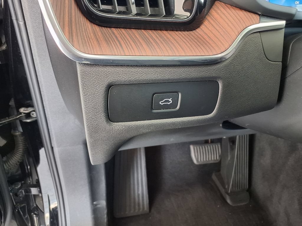 2024 Volvo XC60 Plus Dark Theme