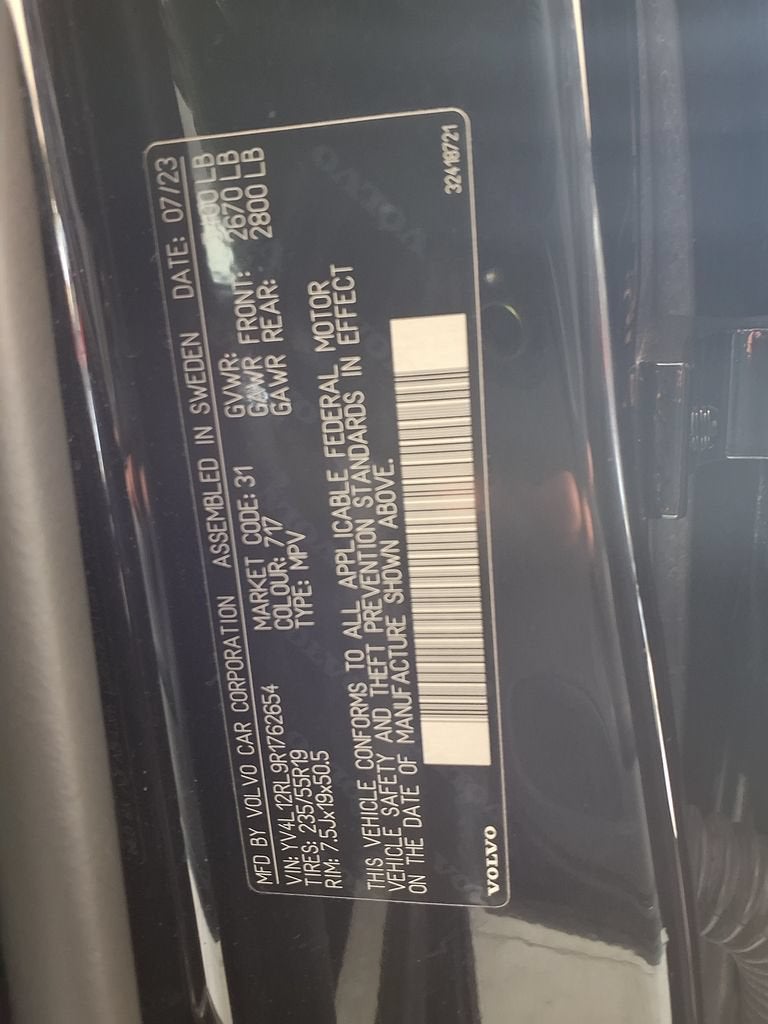 2024 Volvo XC60 Plus Dark Theme