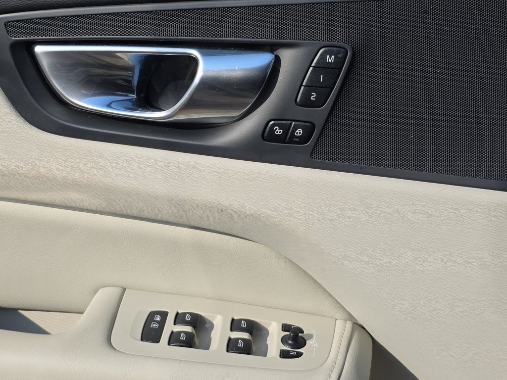 2025 Volvo XC60 Plus