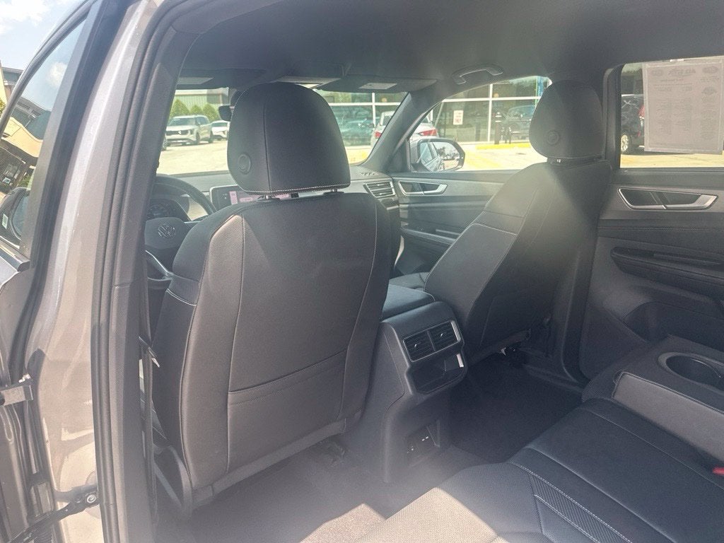 2025 Volkswagen Atlas Cross Sport 2.0T SE w/Technology