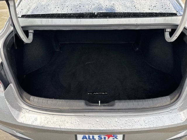 2022 Hyundai Elantra SE