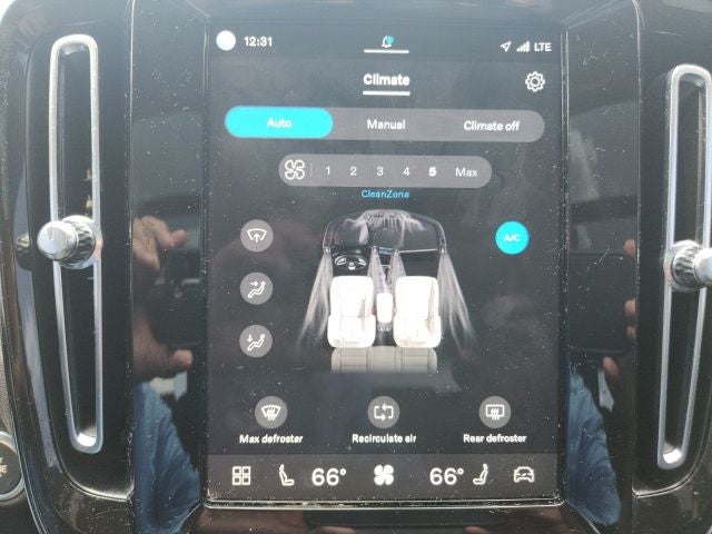 2023 Volvo XC40 B4 Plus Dark Theme