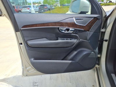 2016 Volvo XC90 T6 Momentum