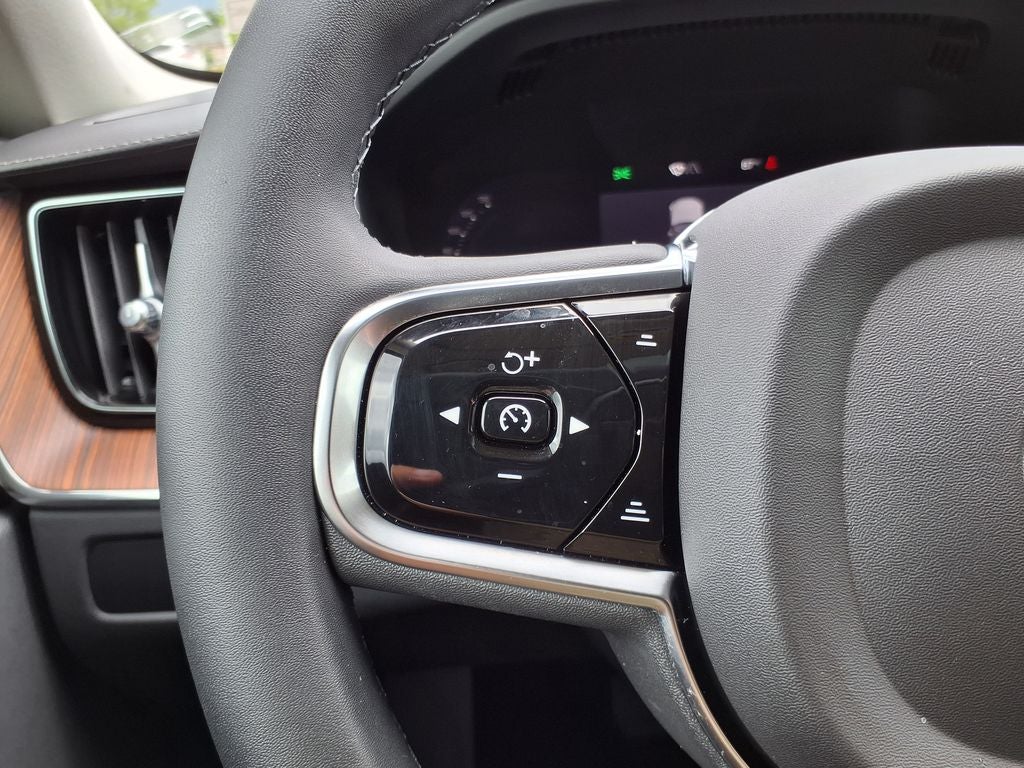 2023 Volvo XC60 B5 Ultimate Bright Theme