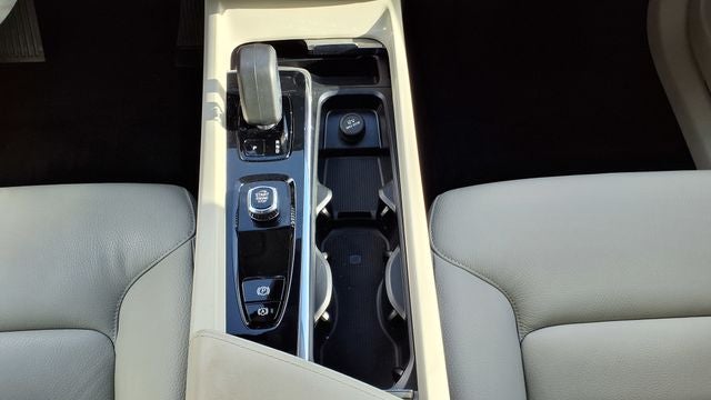 2023 Volvo XC60 B5 Plus Dark Theme