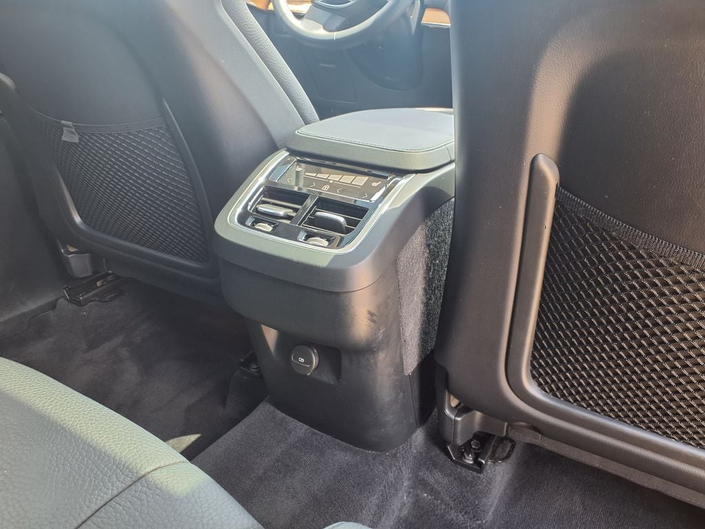 2024 Volvo XC90 B5 Plus
