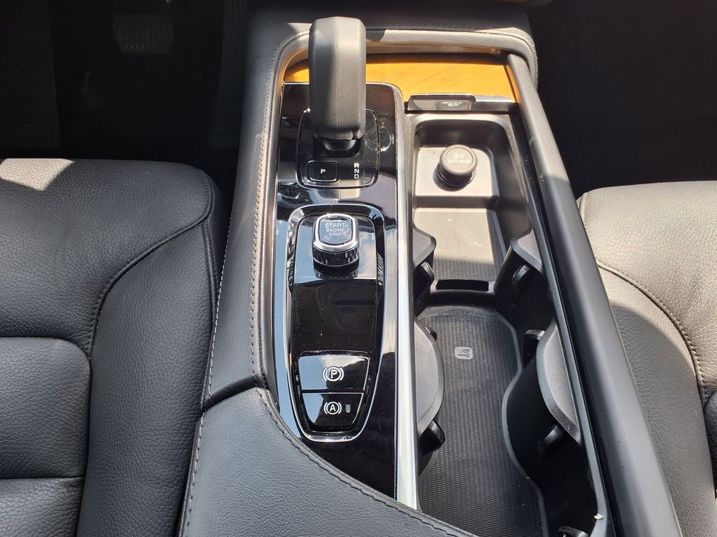 2024 Volvo XC90 B5 Plus