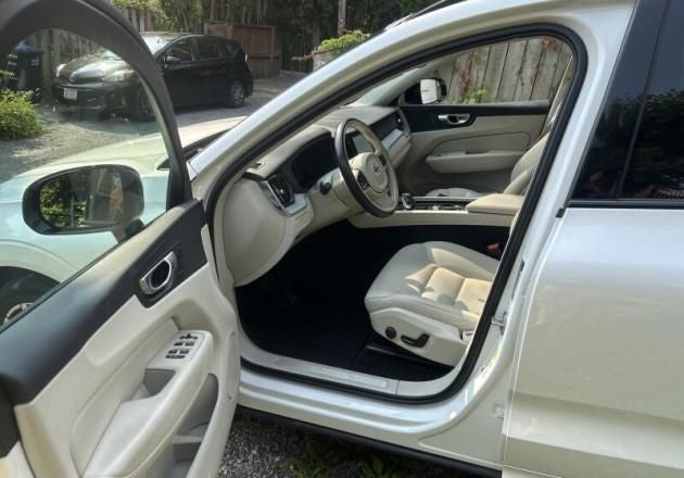 2024 Volvo XC60 B5 Plus Dark Theme