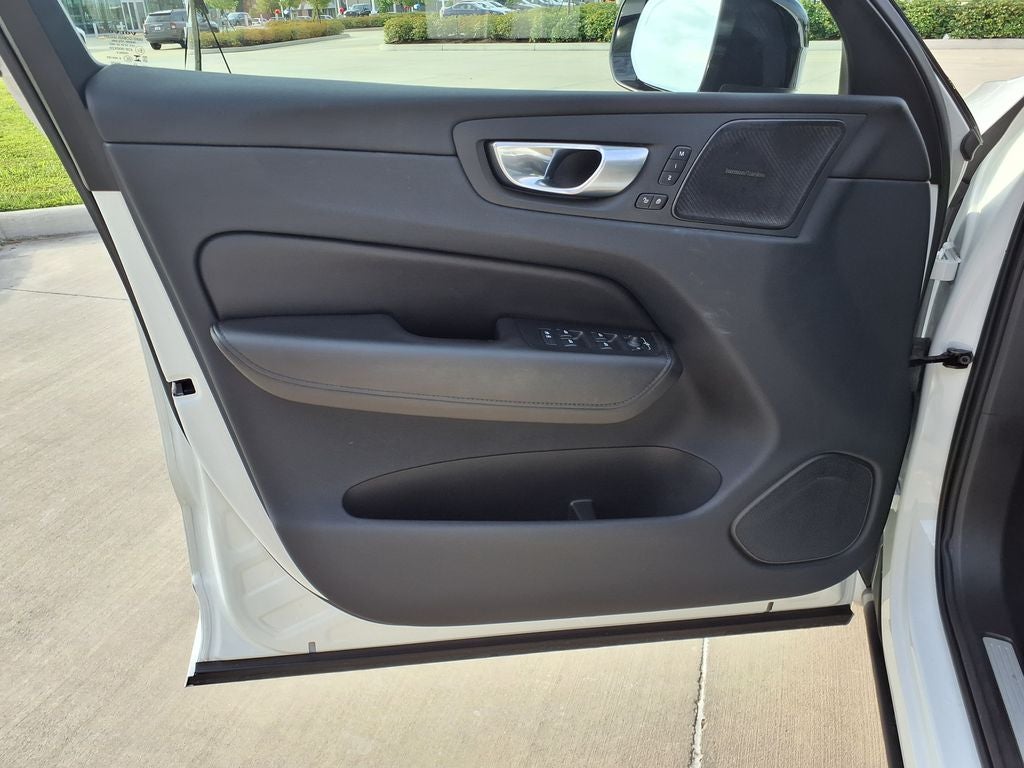 2024 Volvo XC60 B5 Plus Dark Theme