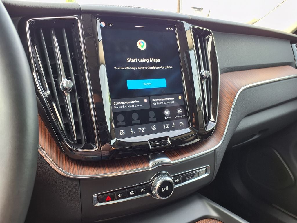 2024 Volvo XC60 B5 Plus Dark Theme