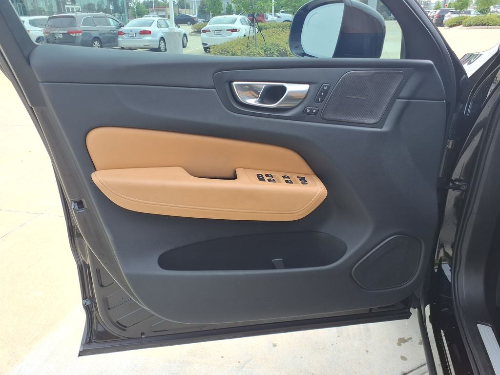 2024 Volvo XC60 B5 Ultimate Dark Theme