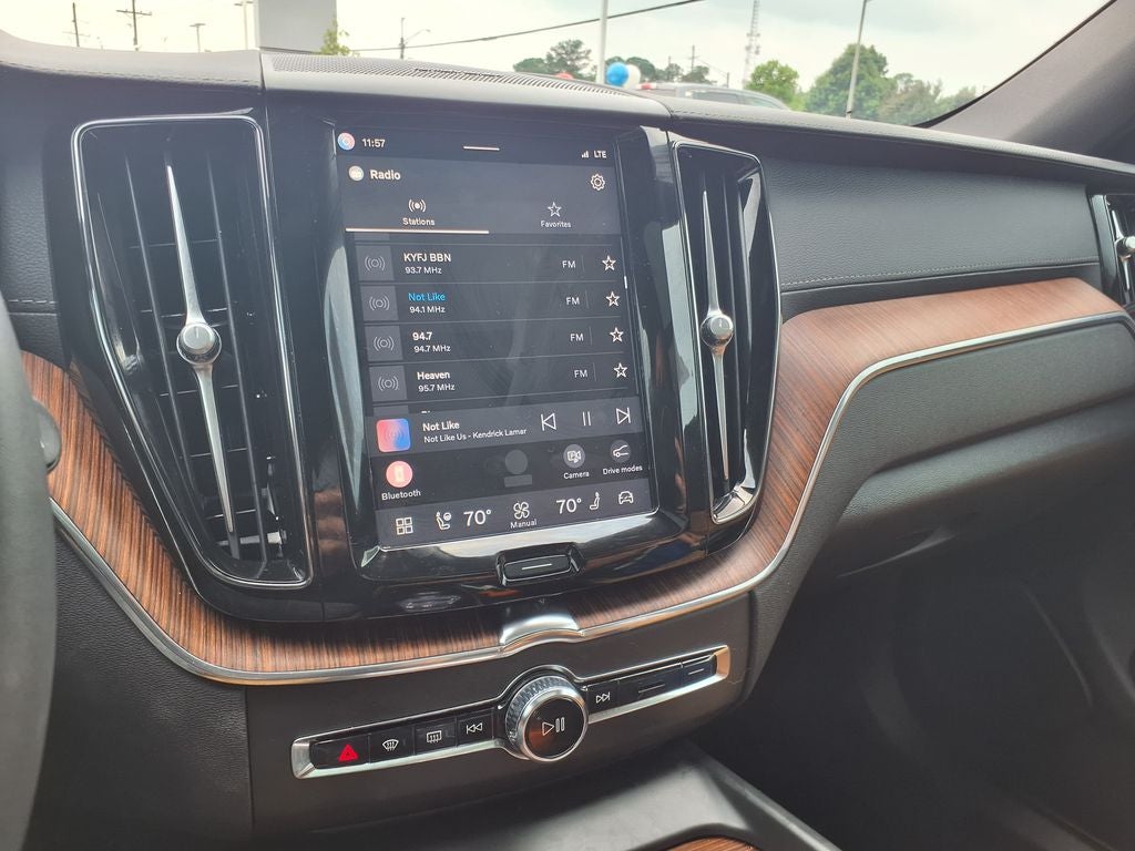 2024 Volvo XC60 B5 Ultimate Dark Theme