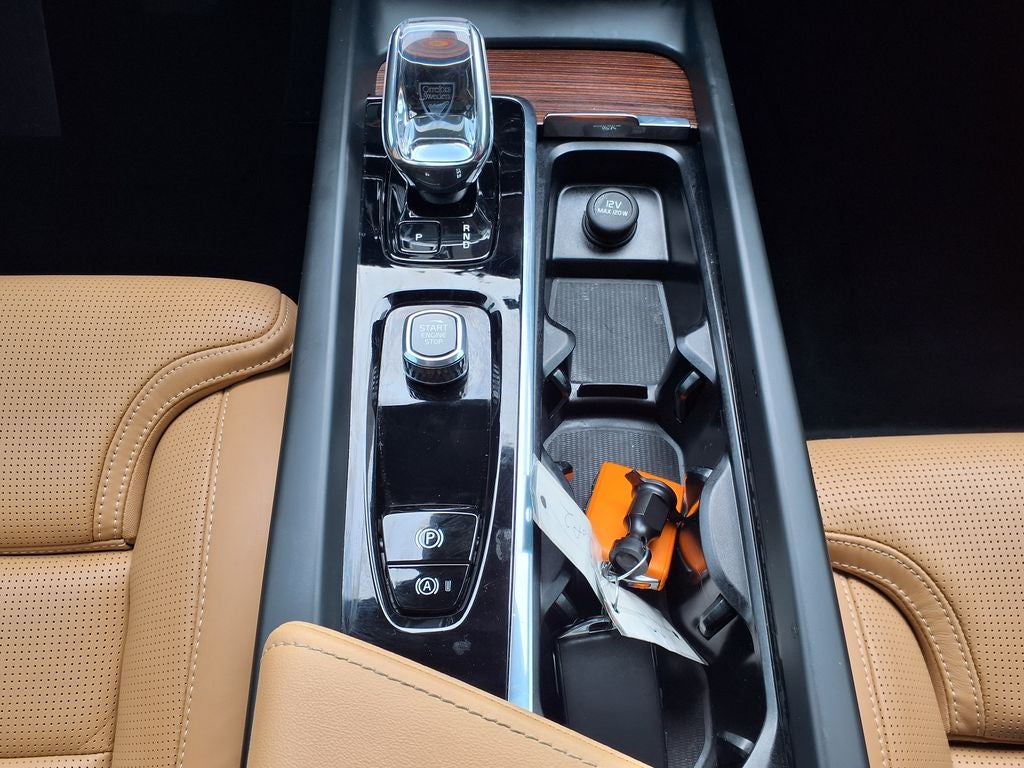 2024 Volvo XC60 B5 Ultimate Dark Theme
