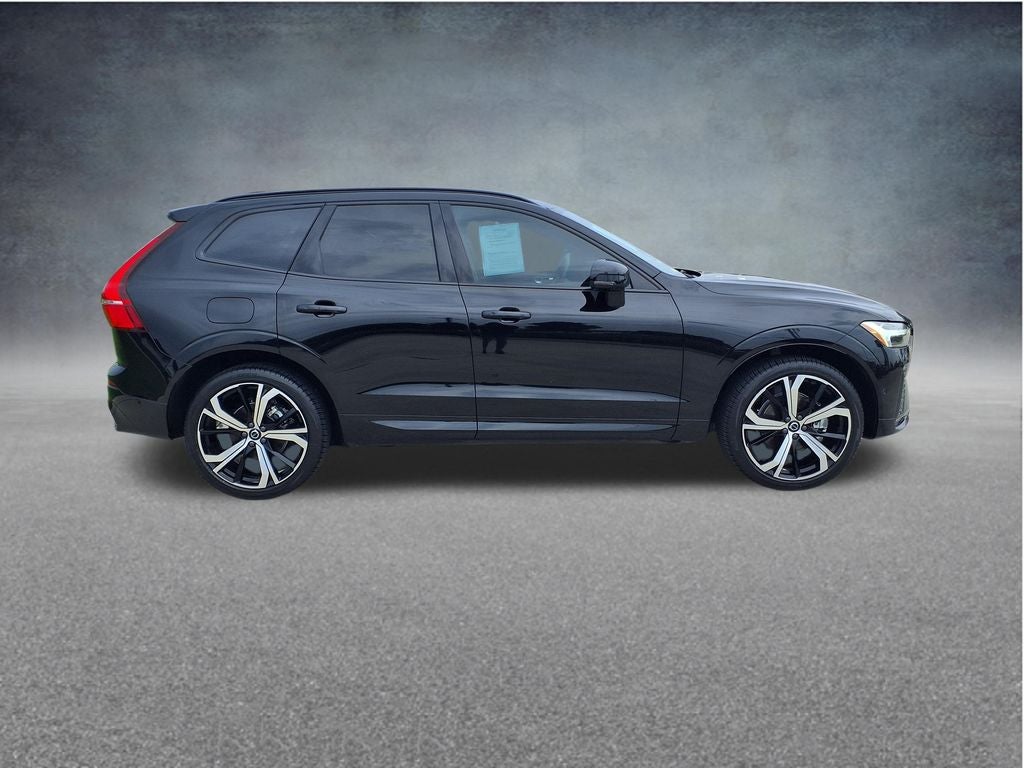 2024 Volvo XC60 B5 Ultimate Dark Theme