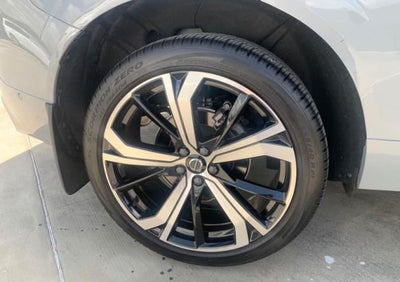 2024 Volvo XC60 B5 Ultimate Dark Theme