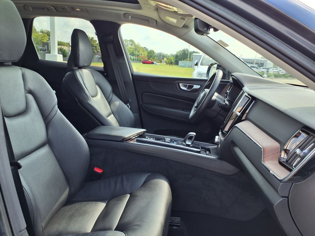2023 Volvo XC60 B5 Plus Dark Theme
