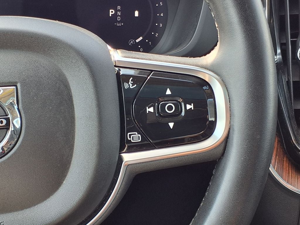 2023 Volvo XC60 B5 Plus Dark Theme