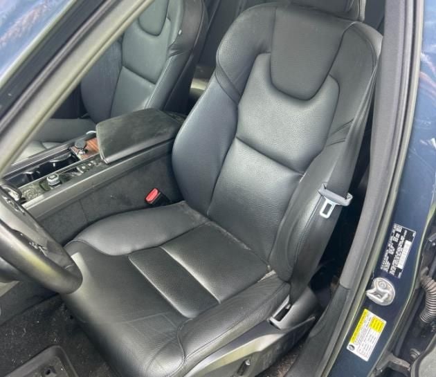 2023 Volvo XC60 B5 Plus Dark Theme