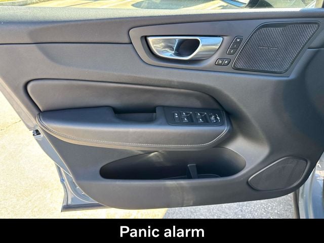 2023 Volvo XC60 B5 Ultimate Dark Theme