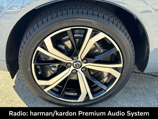 2023 Volvo XC60 B5 Ultimate Dark Theme