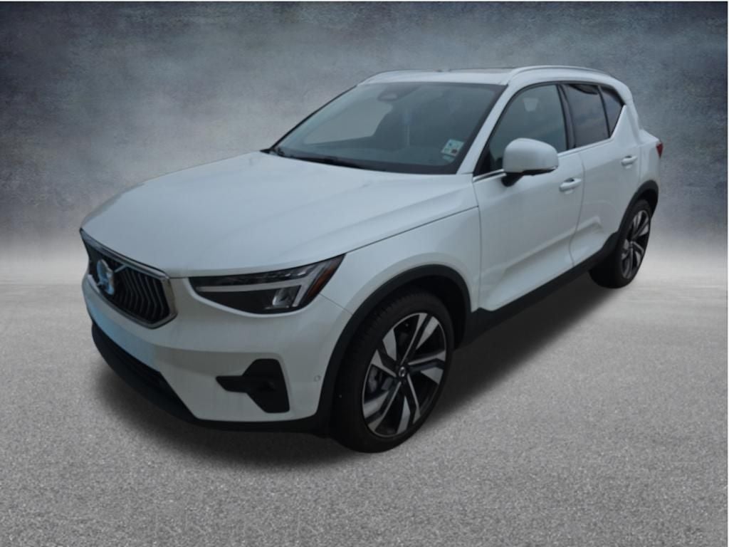 2023 Volvo XC40 B5 Plus Bright Theme