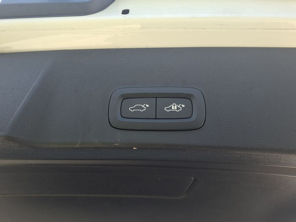 2024 Volvo XC40 B5 Plus Bright Theme