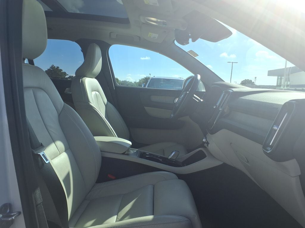 2023 Volvo XC40 B5 Plus Bright Theme