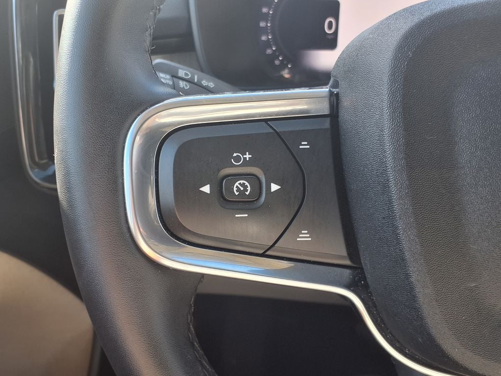 2023 Volvo XC40 B5 Plus Bright Theme