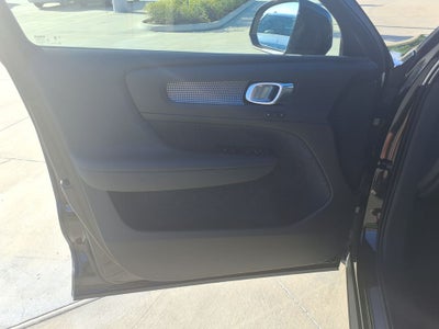 2023 Volvo XC40 B5 Plus Dark Theme