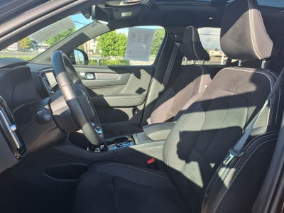 2023 Volvo XC40 B5 Plus Dark Theme