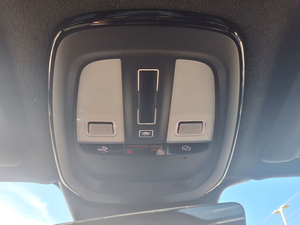 2023 Volvo XC40 B5 Plus Dark Theme