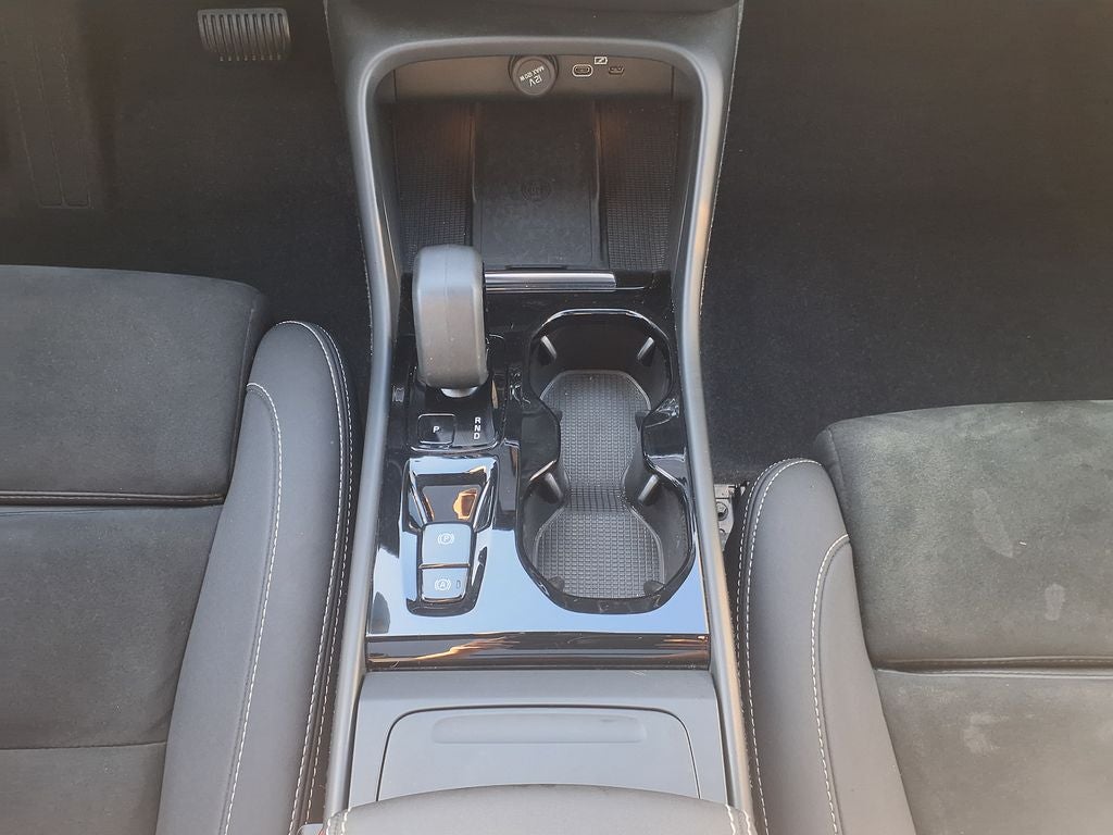 2023 Volvo XC40 B5 Plus Dark Theme