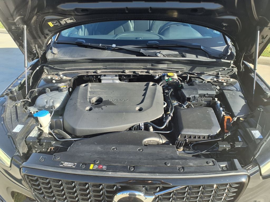2023 Volvo XC40 B5 Plus Dark Theme