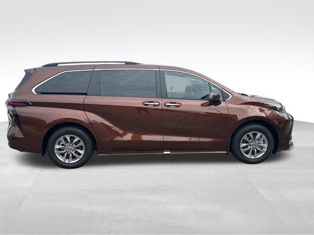 2024 Toyota Sienna XLE 8 Passenger